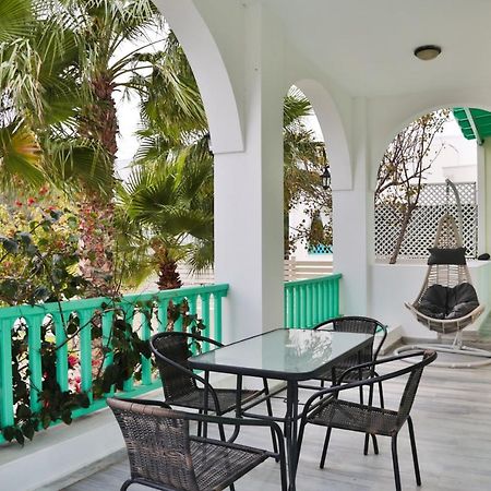 Kamari Beach Houses With Balcony And Garden Exterior photo