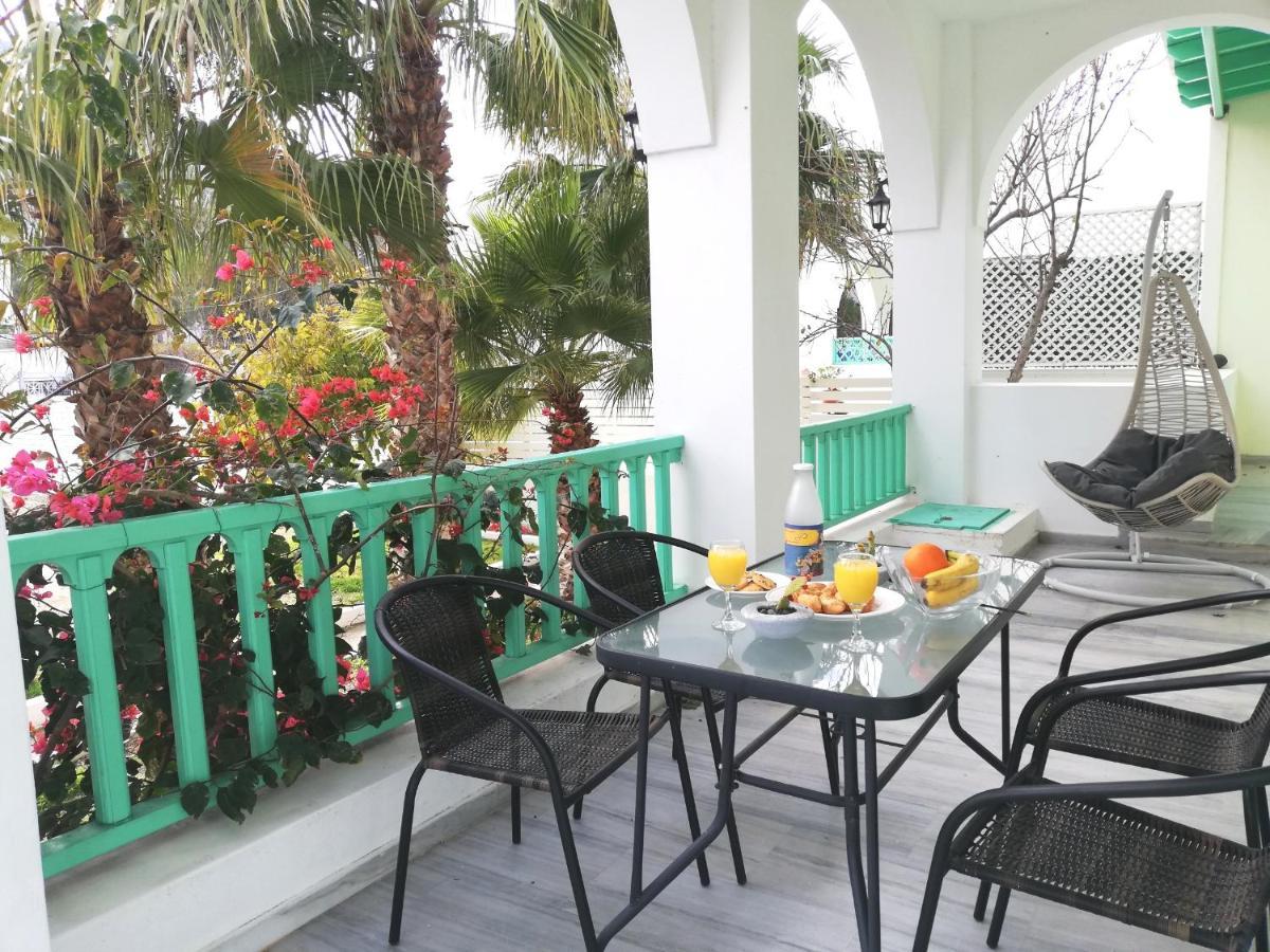 Kamari Beach Houses With Balcony And Garden Exterior photo