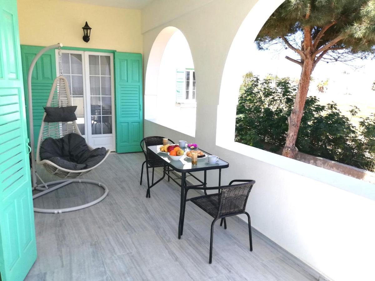 Kamari Beach Houses With Balcony And Garden Exterior photo