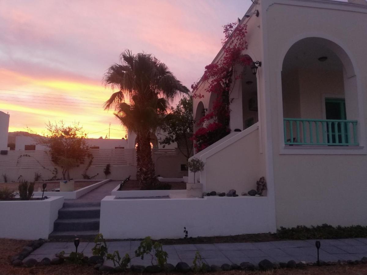 Kamari Beach Houses With Balcony And Garden Exterior photo
