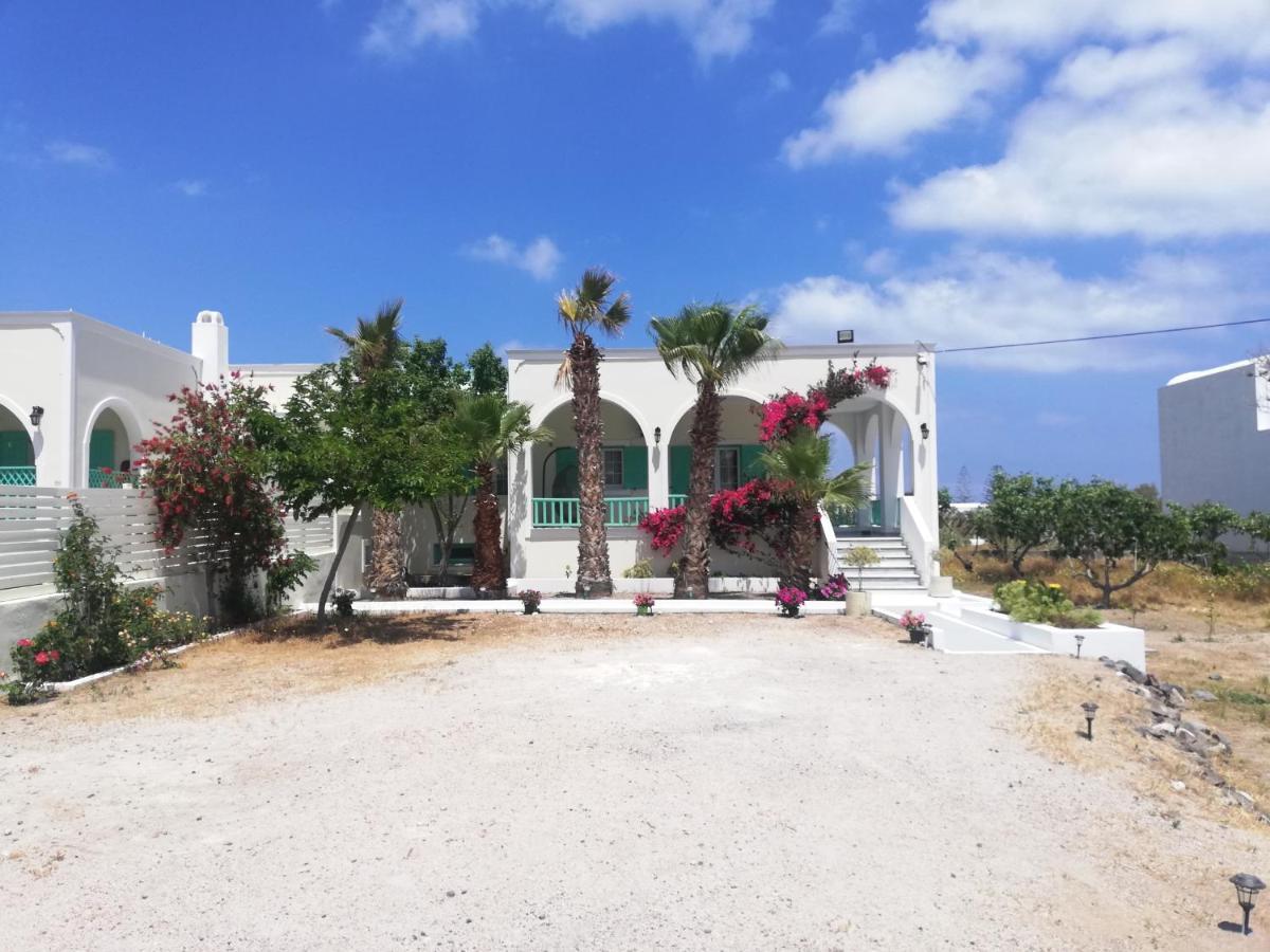 Kamari Beach Houses With Balcony And Garden Exterior photo