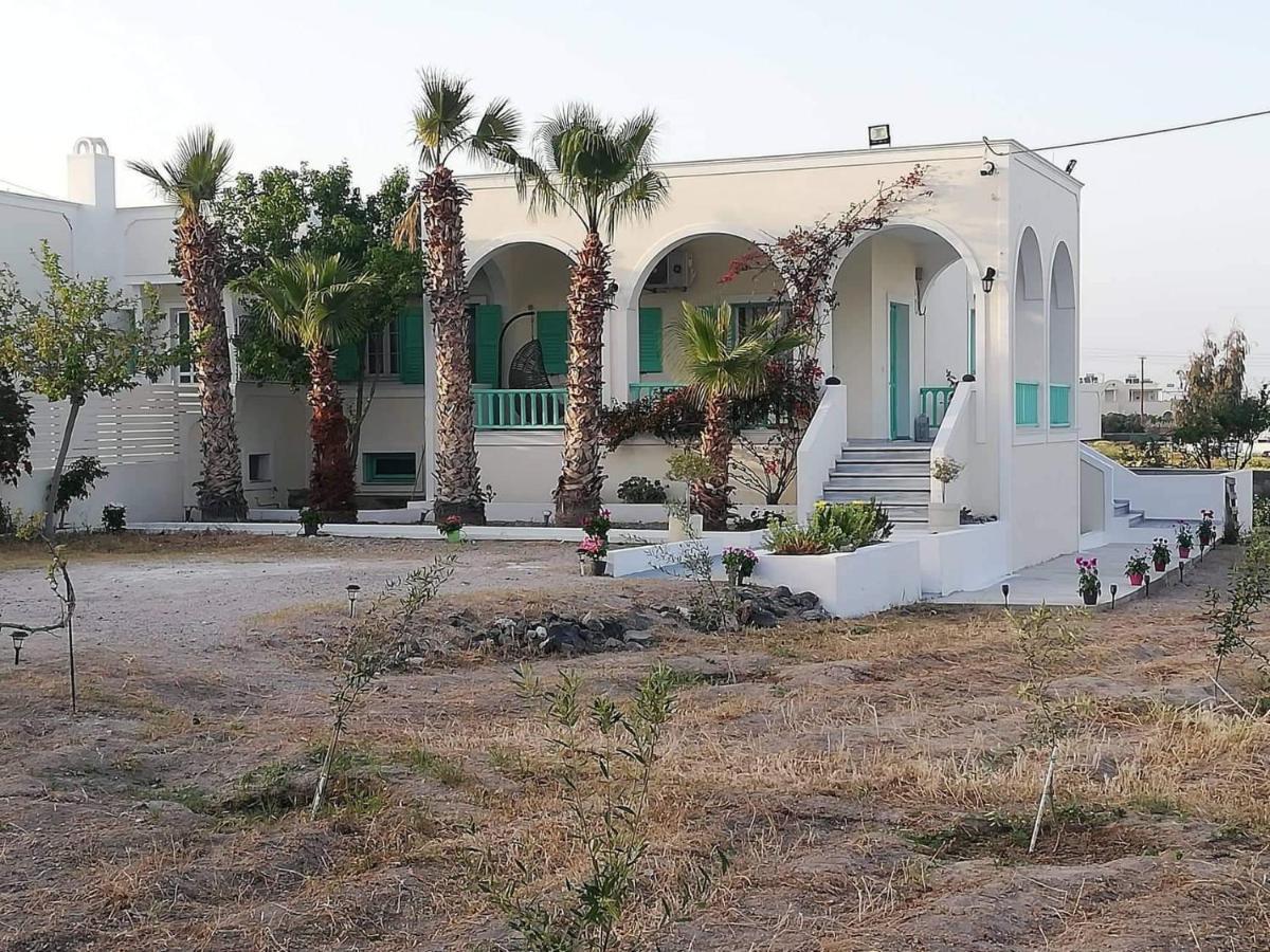 Kamari Beach Houses With Balcony And Garden Exterior photo