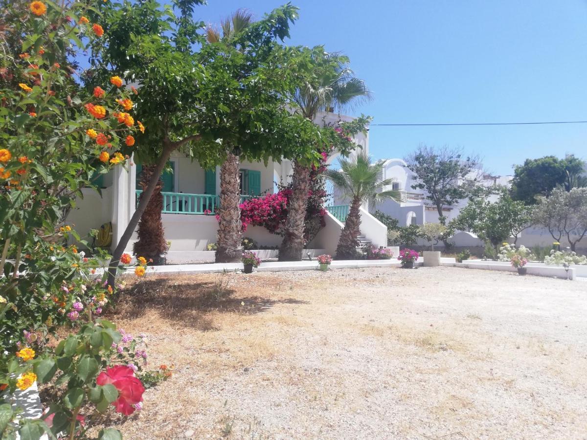 Kamari Beach Houses With Balcony And Garden Exterior photo