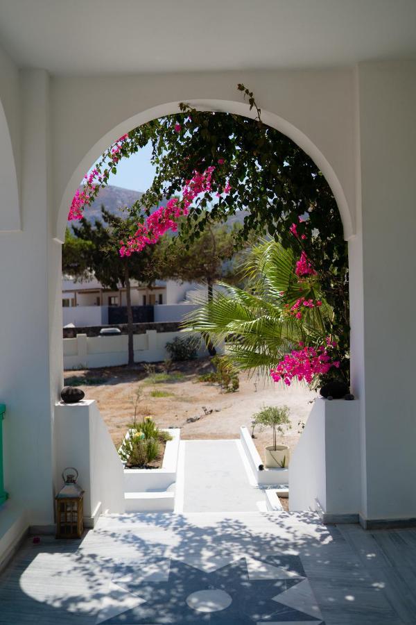 Kamari Beach Houses With Balcony And Garden Exterior photo