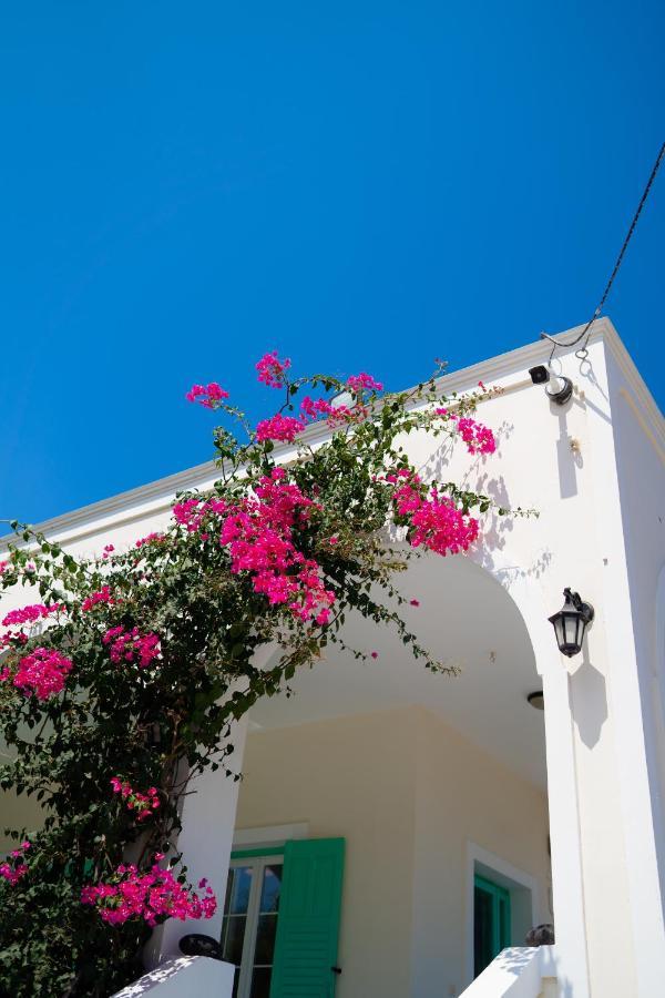 Kamari Beach Houses With Balcony And Garden Exterior photo