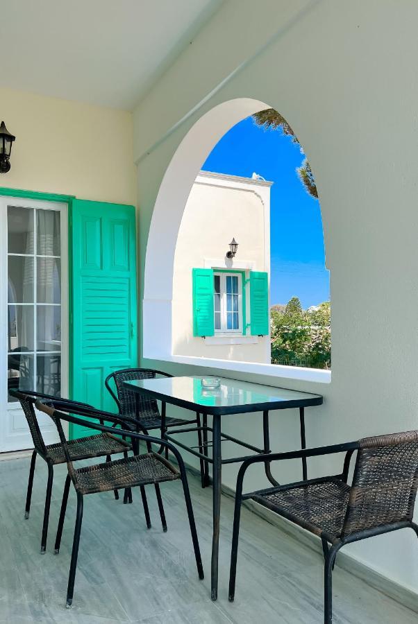 Kamari Beach Houses With Balcony And Garden Exterior photo