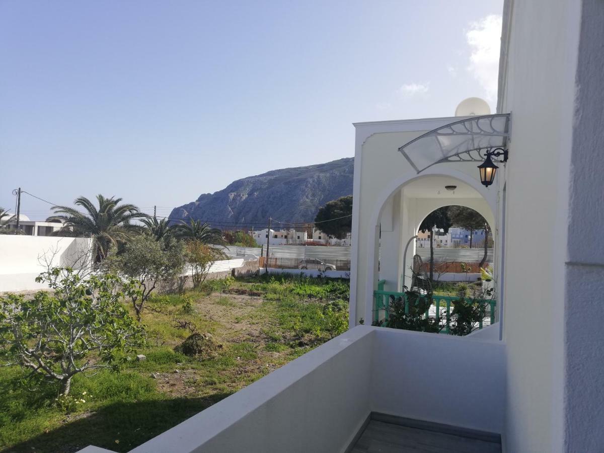 Kamari Beach Houses With Balcony And Garden Exterior photo