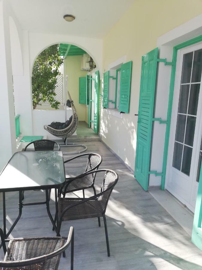 Kamari Beach Houses With Balcony And Garden Exterior photo