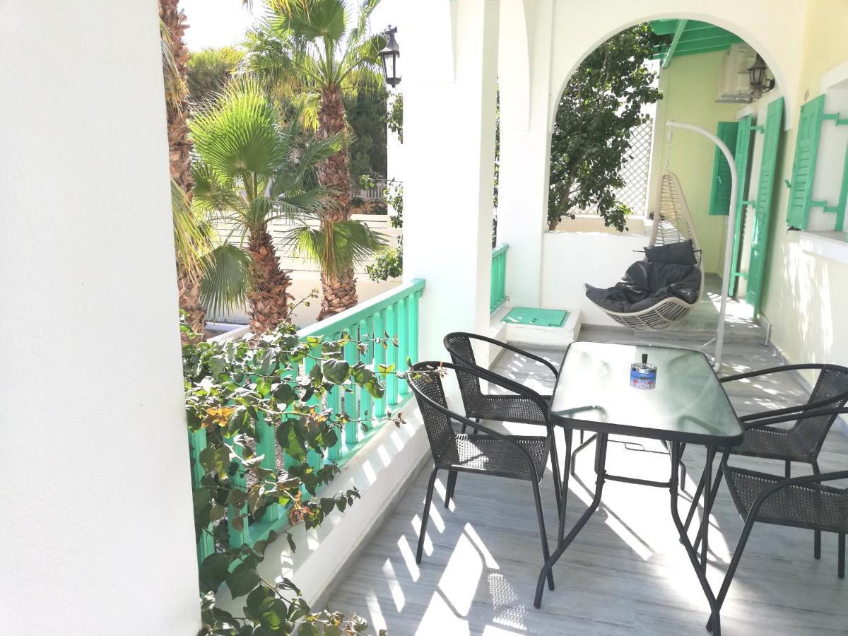 Kamari Beach Houses With Balcony And Garden Exterior photo